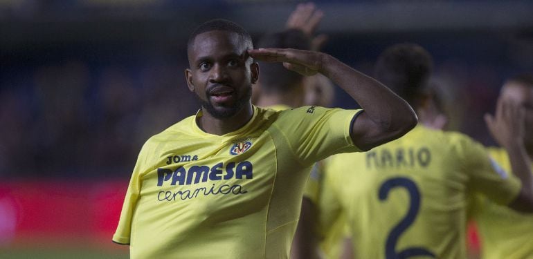 Bakambu celebra el primero de sus goles ante el Sporting de Gijón