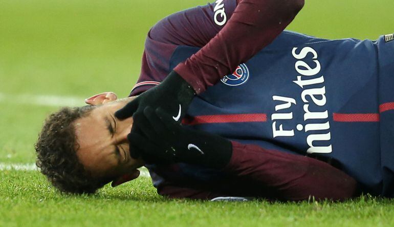 Neymar se duele de la lesión que le impedirá jugar en la Champions contra el Real Madrid. 