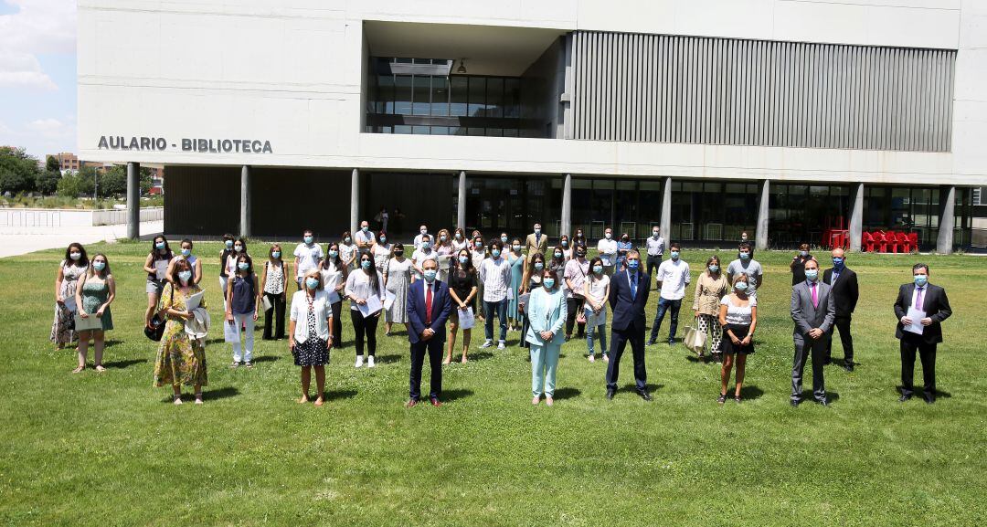 Las consejeras de Sanidad, Verónica Casado, y de Educación, Rocío Lucas, asisten al acto de homenaje y agradecimiento a los investigadores voluntarios del Laboratorio de Análisis PCR de SARS-CoV-2 (LAPCoV) promovido por la Universidad de Valladolid. Junto a ellas, el rector de la UVa, Antonio Largo, y el de la UBu, Manuel Pérez Mateos