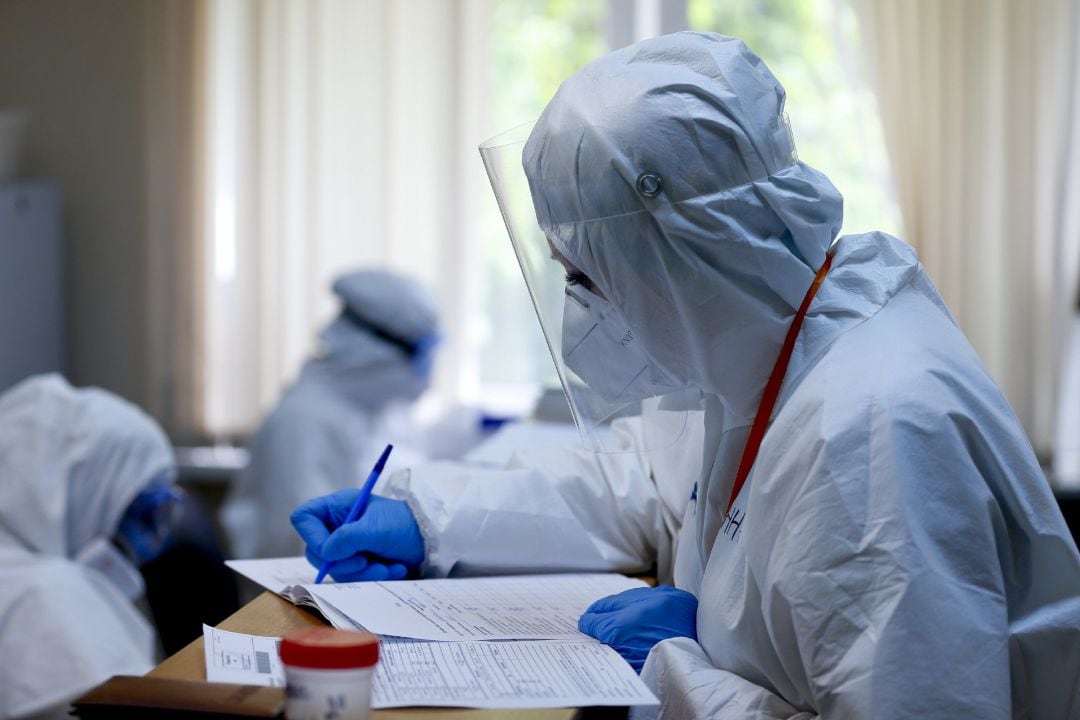 Trabajadores sanitarios en un hospital público de Moscú.