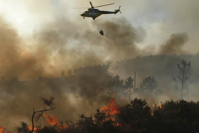 Un helicóptero descarga agua sobre el incendio declarado en Fonsagrada (Lugo)