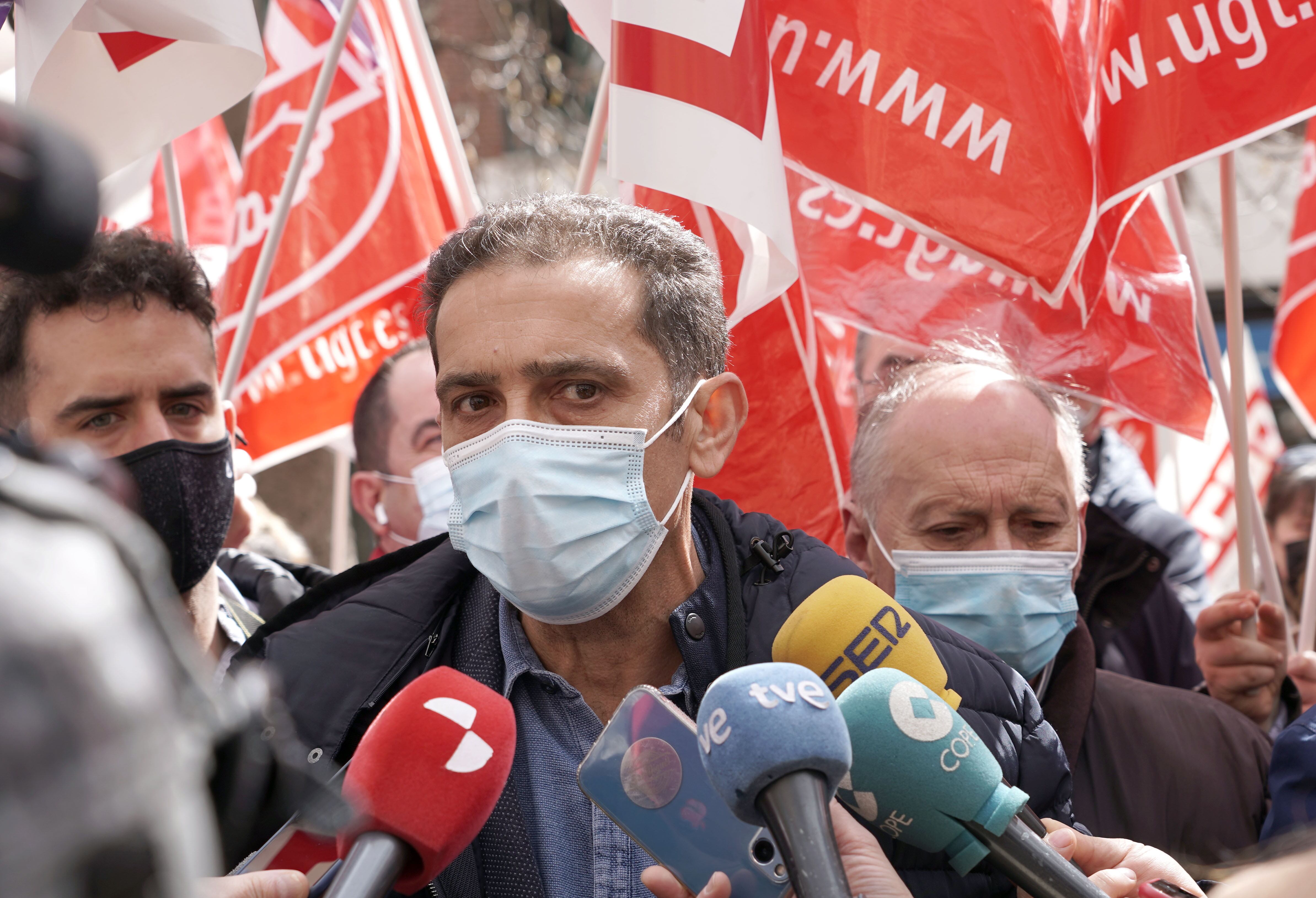 Los secretarios generales de UGT y CCOO en Castilla y León, Faustino Temprano y Vicente Andrés, participan en una concentración simbólica frente a la sede de Naturgy, dentro de las movilizaciones previstas para el 23M encaminadas a contener los precios y proteger el empleo