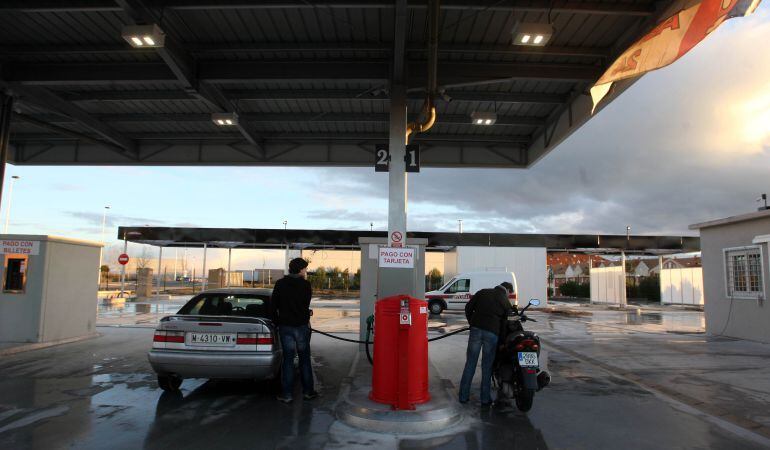 Varios conductores repostan en una estación de servicio