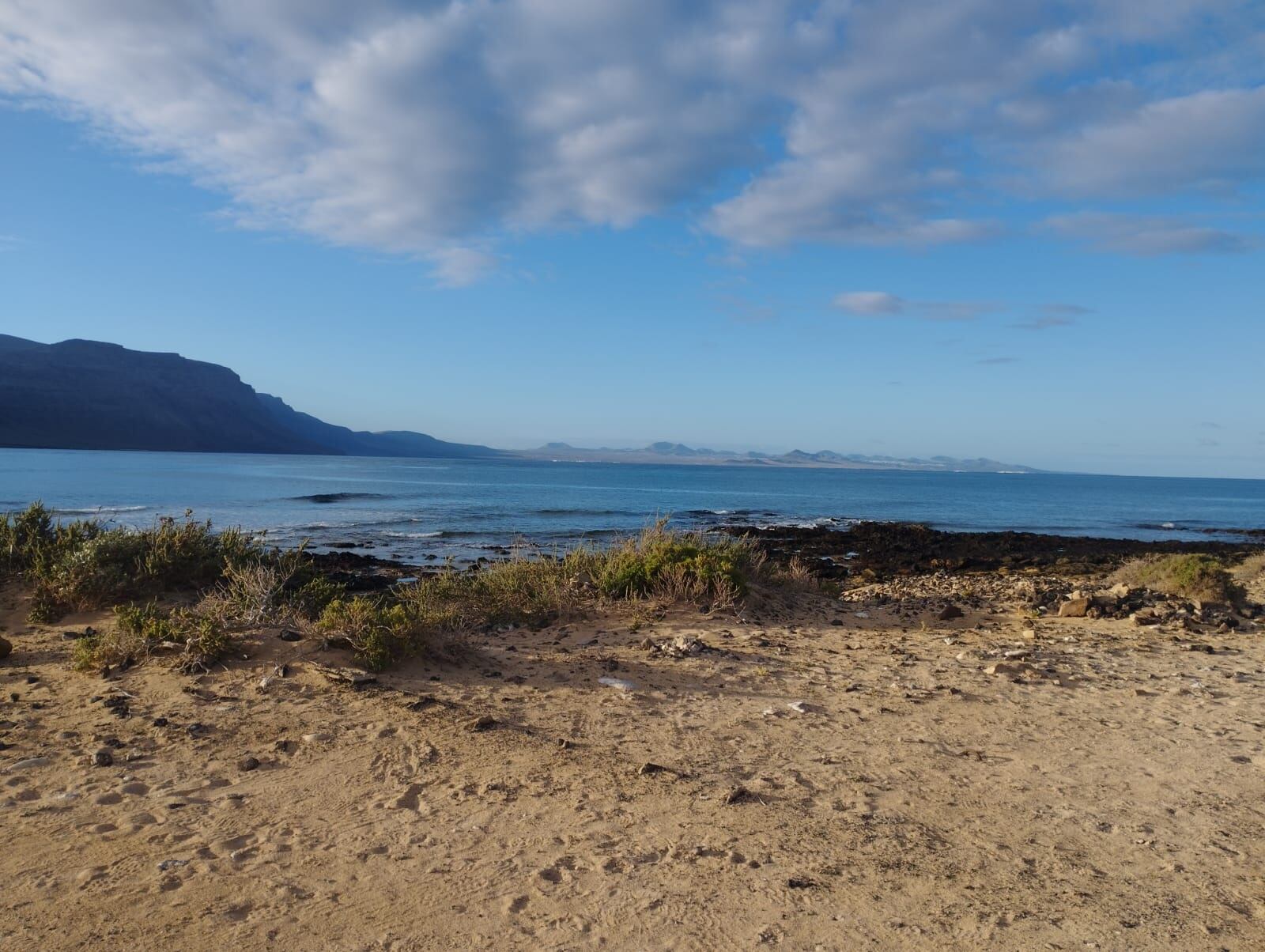 Vista de Lanzarote, con Famara al fondo, desde la isla de La Graciosa.