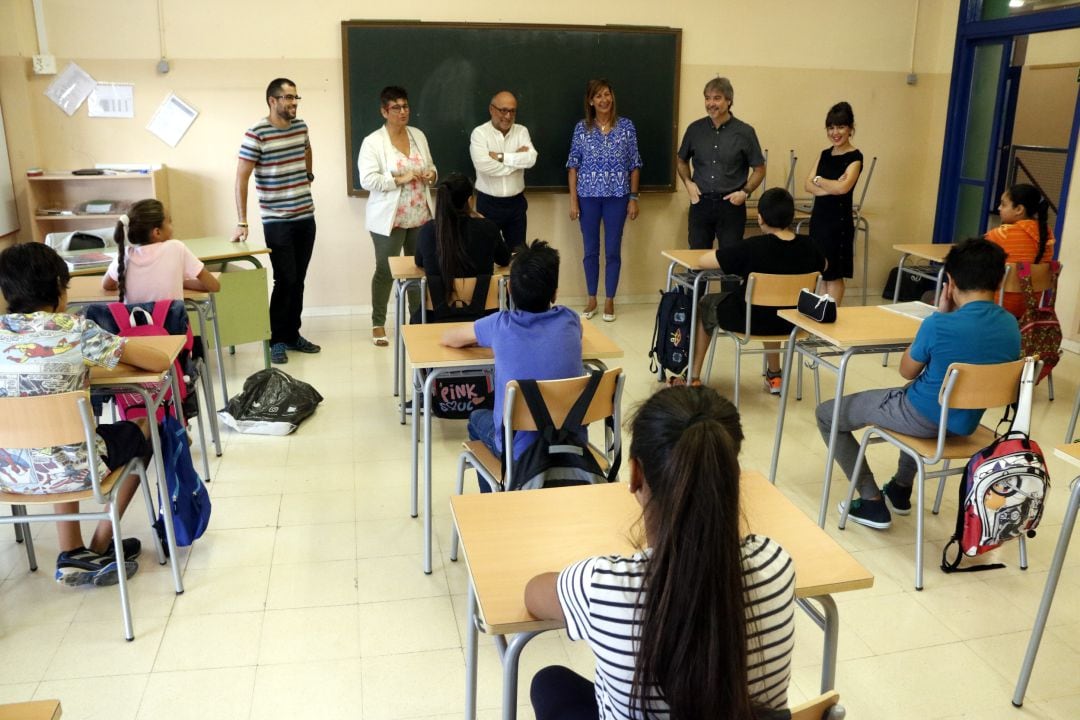 Professors i alumnes a una aula d'una escola de Tarragona