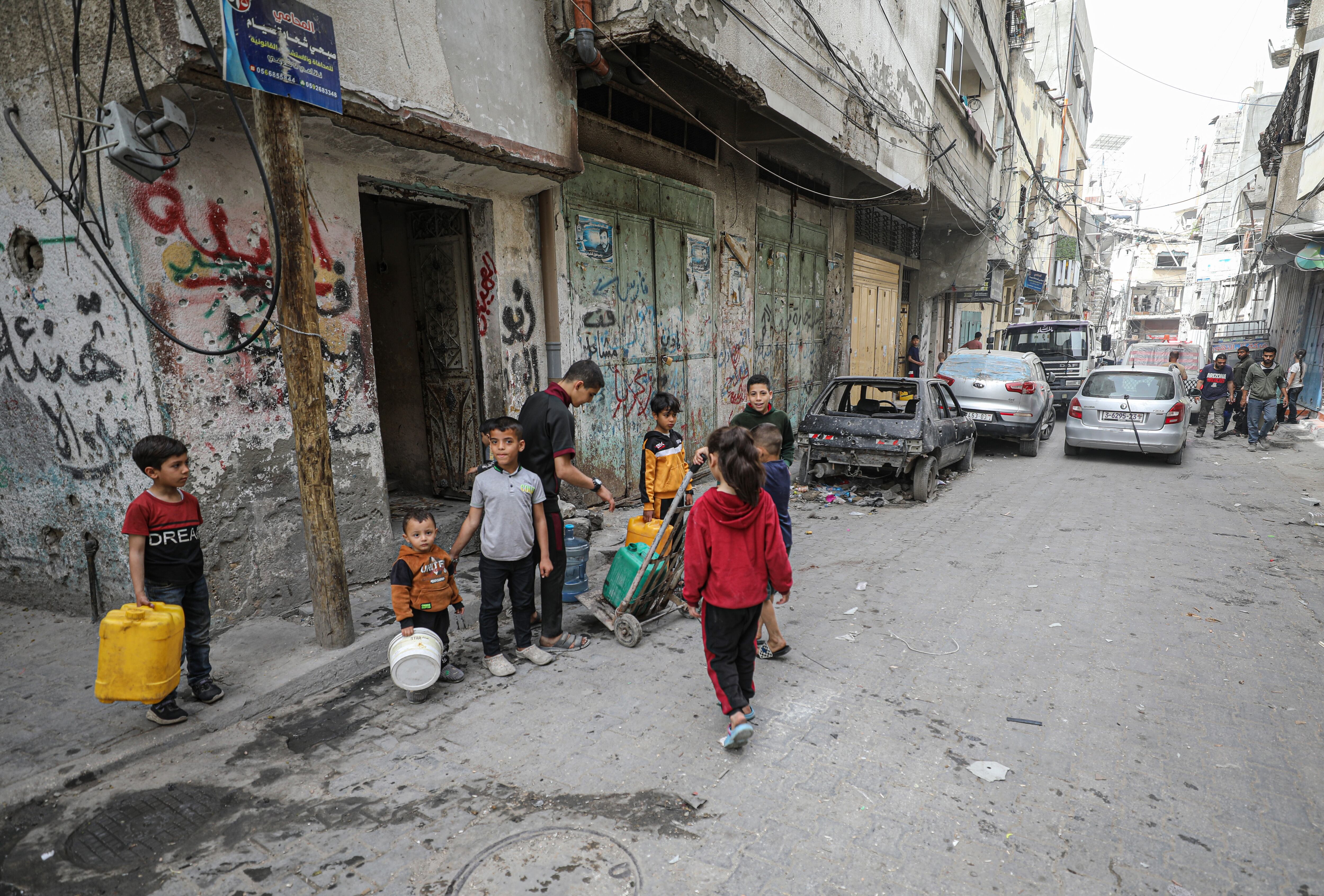 Un grupo de niños, en las calles destruidas de Gaza.