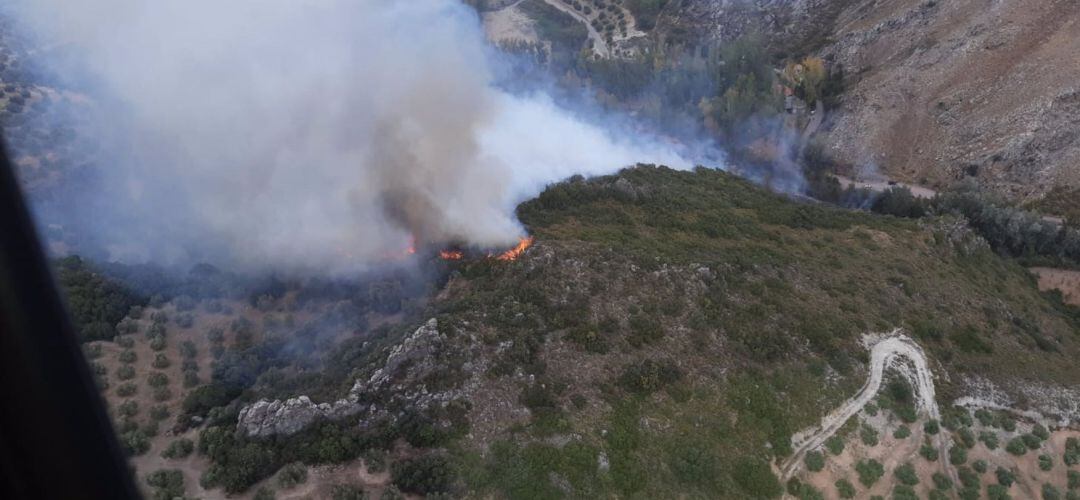 Vista aérea del incendio de Castillo de Locubín.