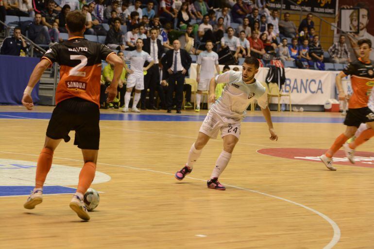 El jugador del Aspil,David, sale con el balón controlado ante Armando