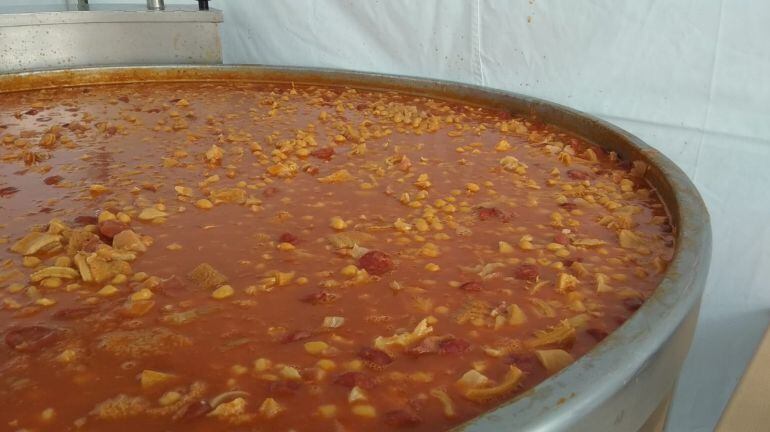 Las grandes potas con callos que se elaboraron desde la madrugada