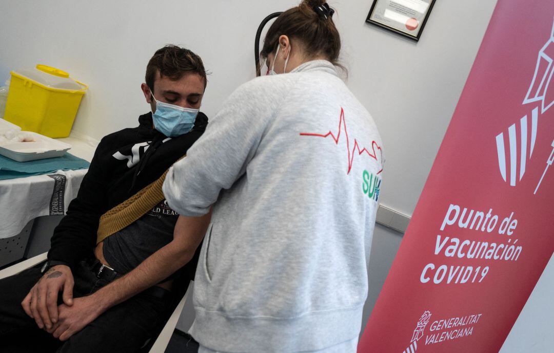 Una persona se vacuna en un punto móvil instalado por Sanitat. 