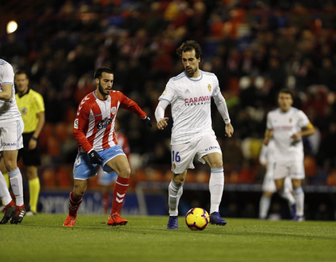 Eguaras conduce el balón en el partido ante el Lugo en el Anxo Carro