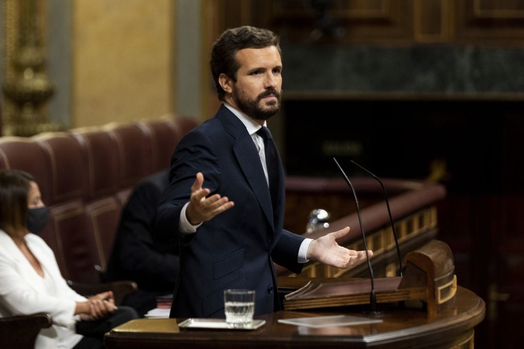 El presidente del PP, interviene desde la tribuna en una sesión plenaria en el Congreso