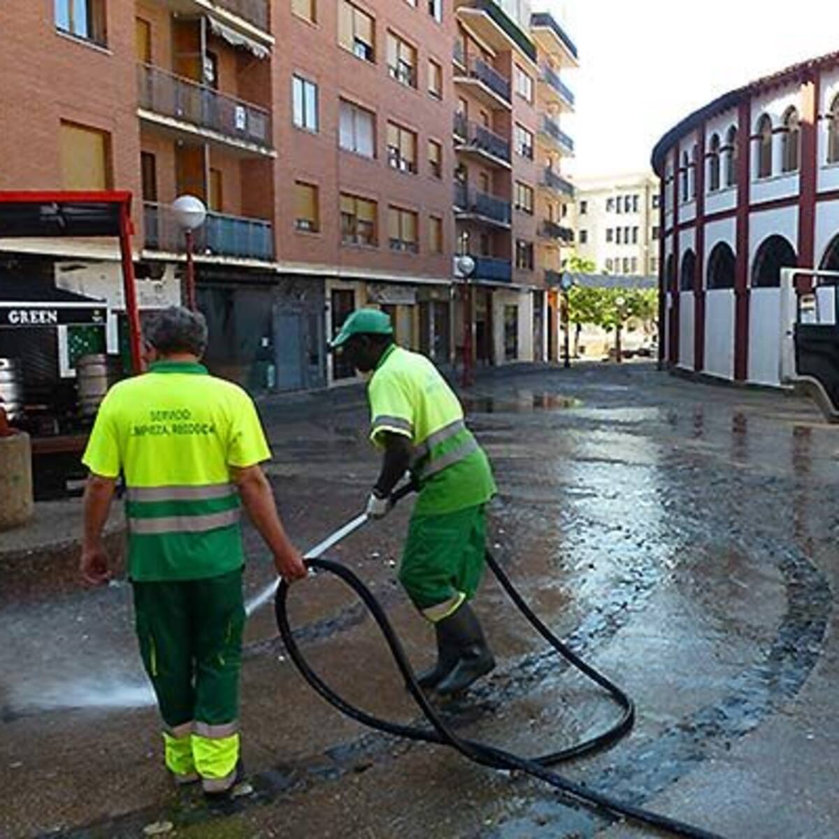 El Ayuntamiento de Soria prosigue con su plan especial de limpieza de aceras estival