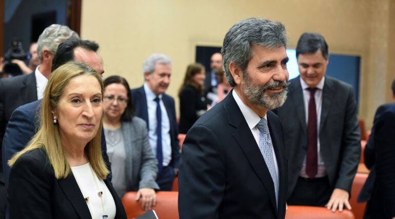 El presidente del Tribunal Supremo y del Consejo General del Poder Judicial, Carlos Lesmes (d), junto a la presidenta del Congreso, Ana Pastor (i)