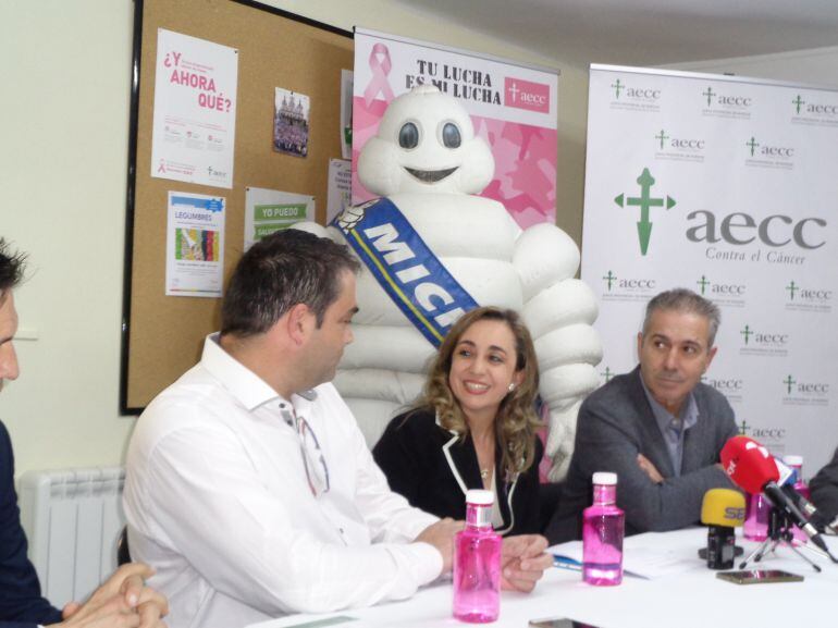 Eva Asensio, presidenta de la AECC de Aranda, entre Félix Sanchidrián, director de la Fundación Michelin (dcha) y Óscar Martín, padrino del proyecto