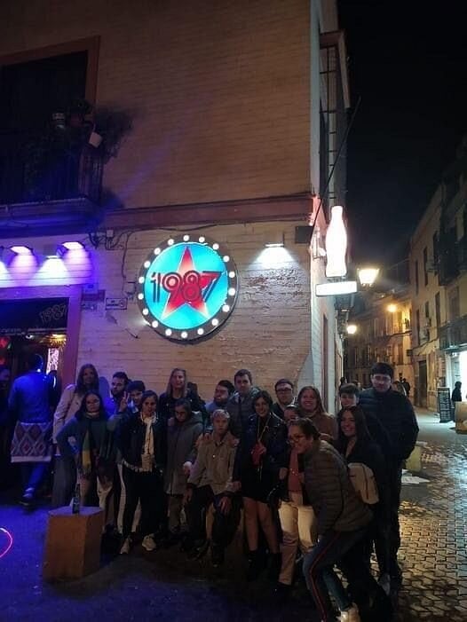 Los jóvenes de la Janda posan frente al bar 1987 de Sevilla