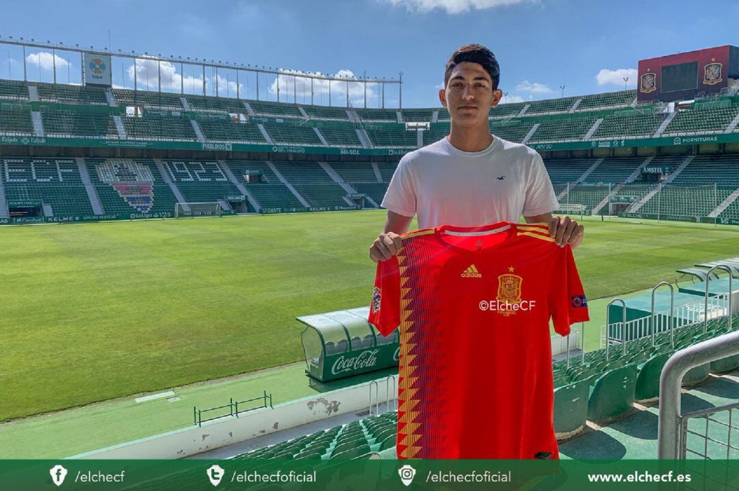 César Moreno posa con la camiseta de España en el Martínez Valero