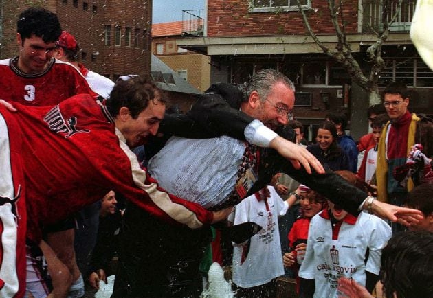 El directivo Jesús Fernández &quot;Susi&quot;, jugadores y afición celebran el título en la fuente de Santo Tomás de Segovia