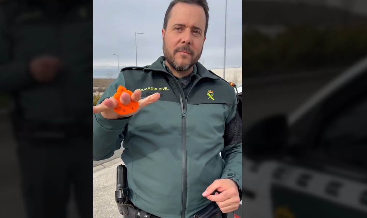 El agente de la Guardia Civil con el arma prohibida.