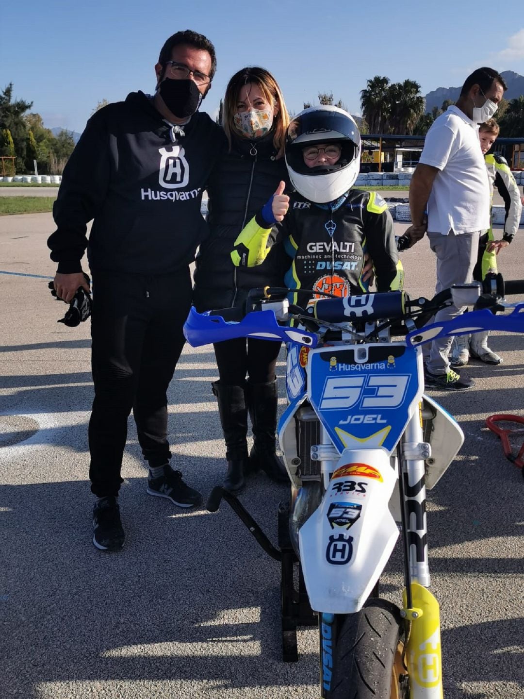 Joel Valero sigue creciendo en el motociclismo con el apoyo de los suyos