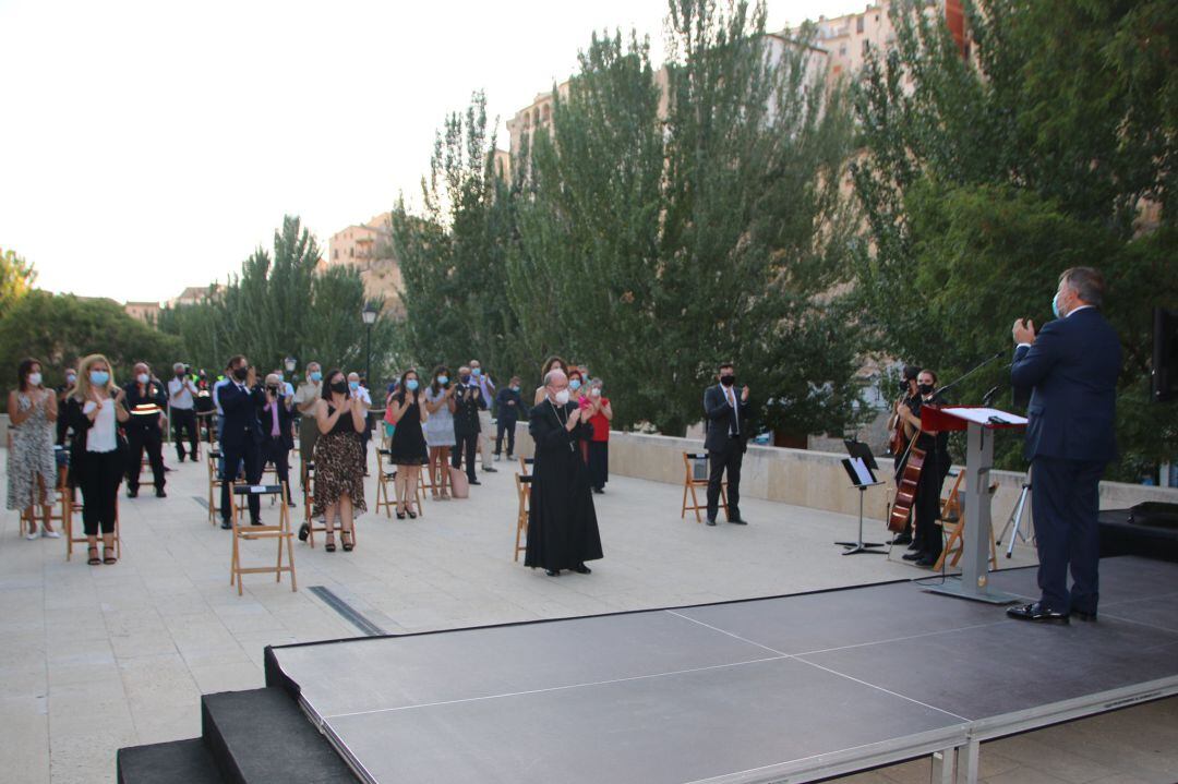 El acto concluyó con un aplauso como los que se han realizado a las ocho de la tarde durante el confinamiento