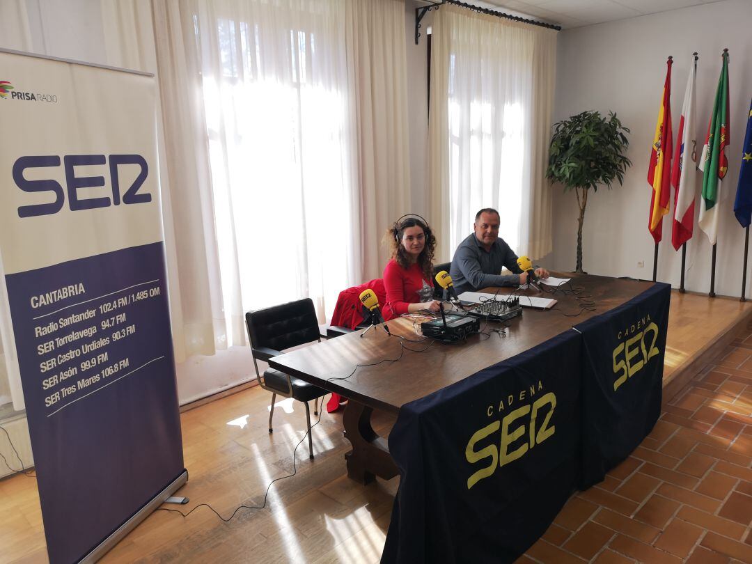 María Gutiérrez y Víctor Reinoso, alcalde de Cabezón de la Sal.