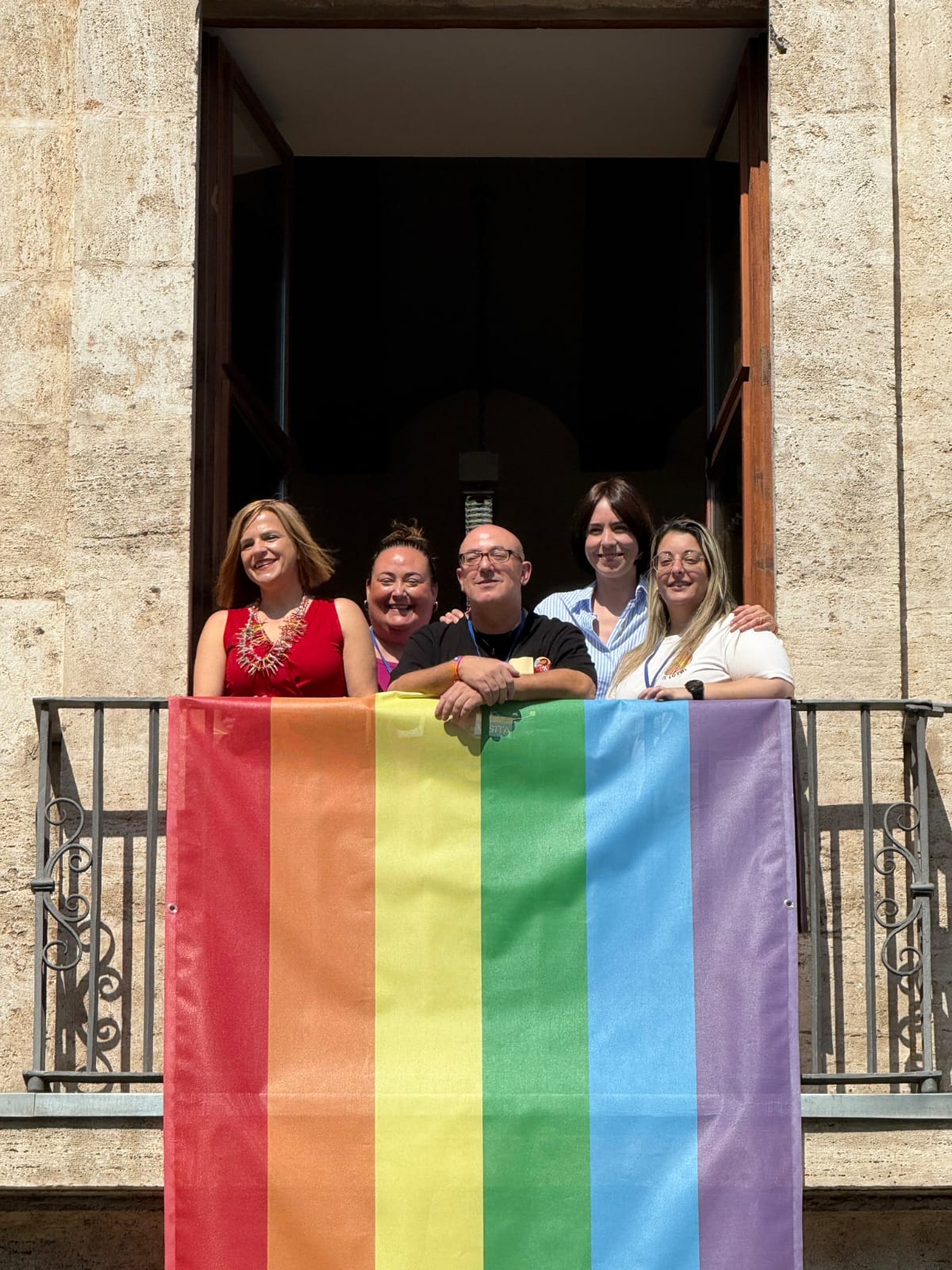 Bandera LGTBIQ en la sede de la Delegación del Gobierno en València