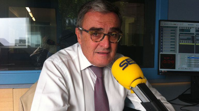 Àngel Ros, als estudis de Ràdio Lleida