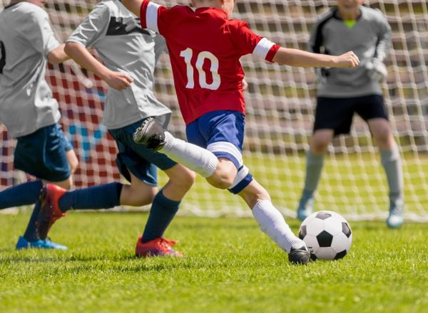 Imagen de niños jugando al fútbol