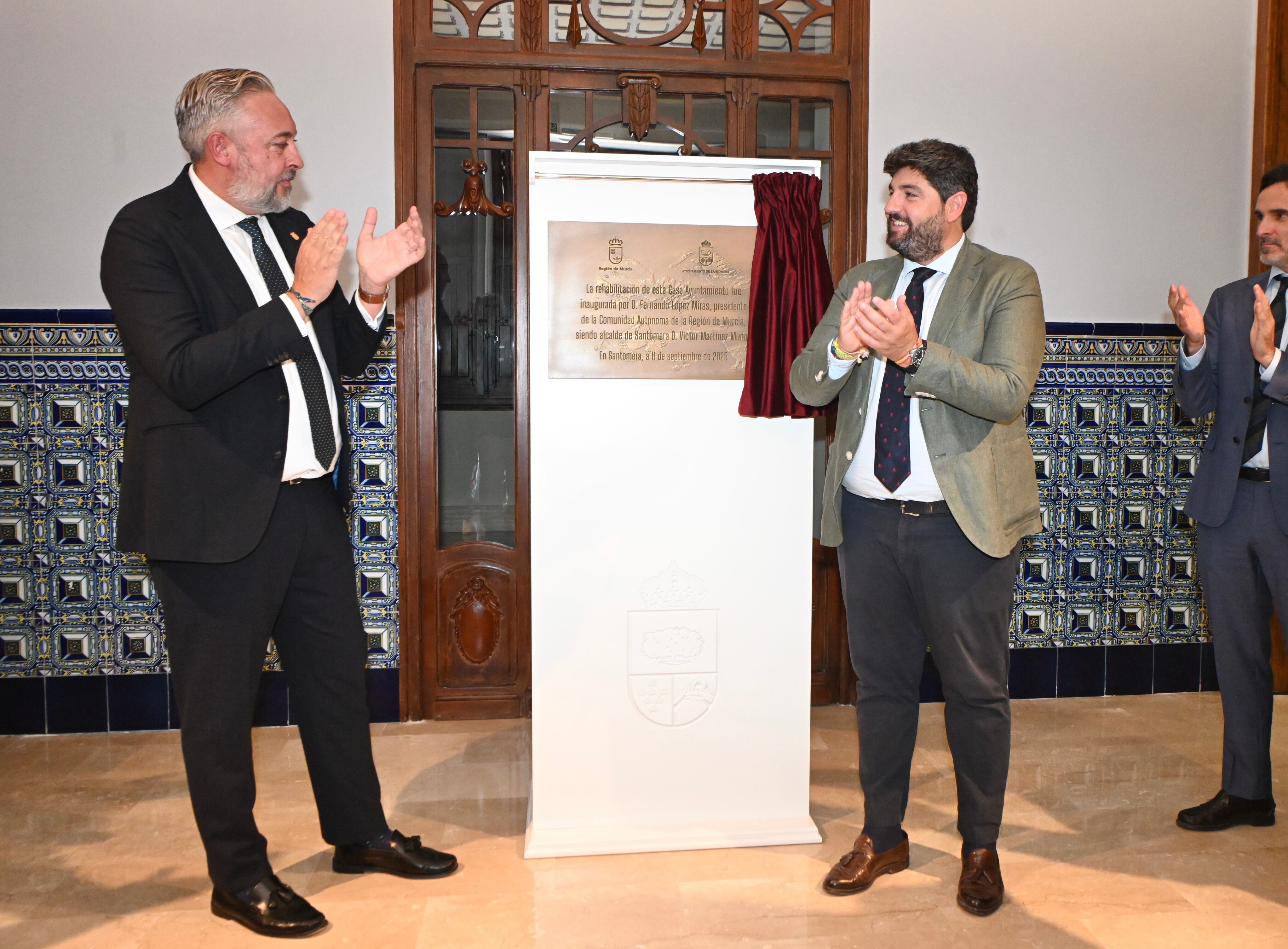El presidente del Gobierno de la Región de Murcia, Fernando López Miras, inauguró hoy la Casa Ayuntamiento de Santomera tras las obras de rehabilitación. Estuvo acompañado por el alcalde, Víctor Martínez, y el consejero titular de Fomento, Jorge García Montoro