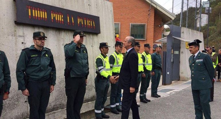 Casa cuartel de la Guardia Civil de Alsasua durante la visita del director general de la Benemérita, Arsenio Fernández de Mesa