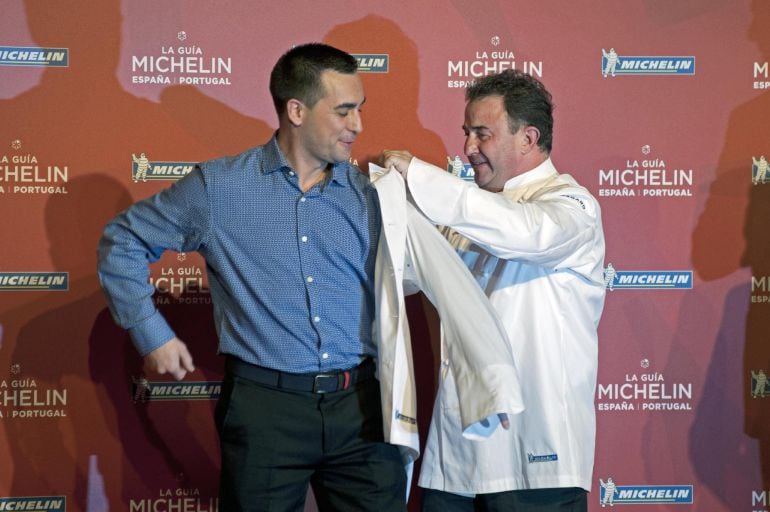 El cocicerno Martín Berasategui y el jefe de cocina, el italiano Paolo Casagrande tras recibir la tercera estrella Michelín en la gala de presentación de La Guía Michelin España&Portugal