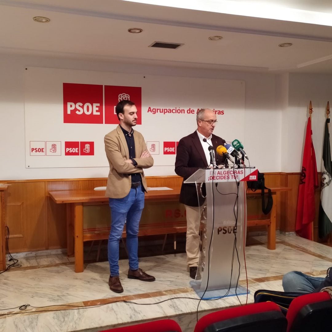 El concejal socialista, Daniel Moreno (i), y el viceportavoz socialista en el Ayuntamiento de Algeciras, Fernando Silva. 
