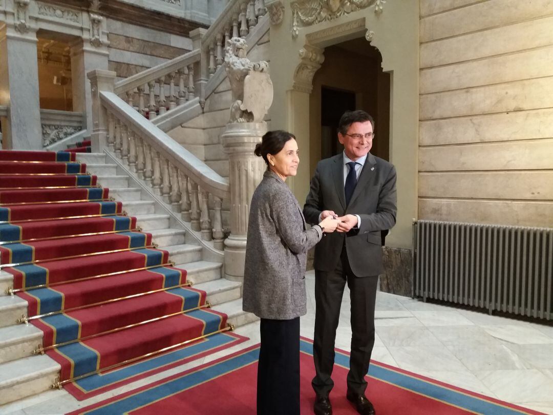 La consejera de Hacienda, Dolores Carcedo, entrega el proyecto de presupuestos de 2019 al presidente de la Junta General del Principado, Pedro Sanjurjo