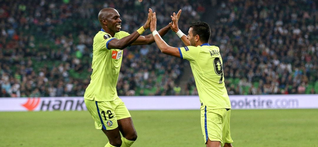 Nyom (i) y Ángel celebran un gol en la UEFA Europa League