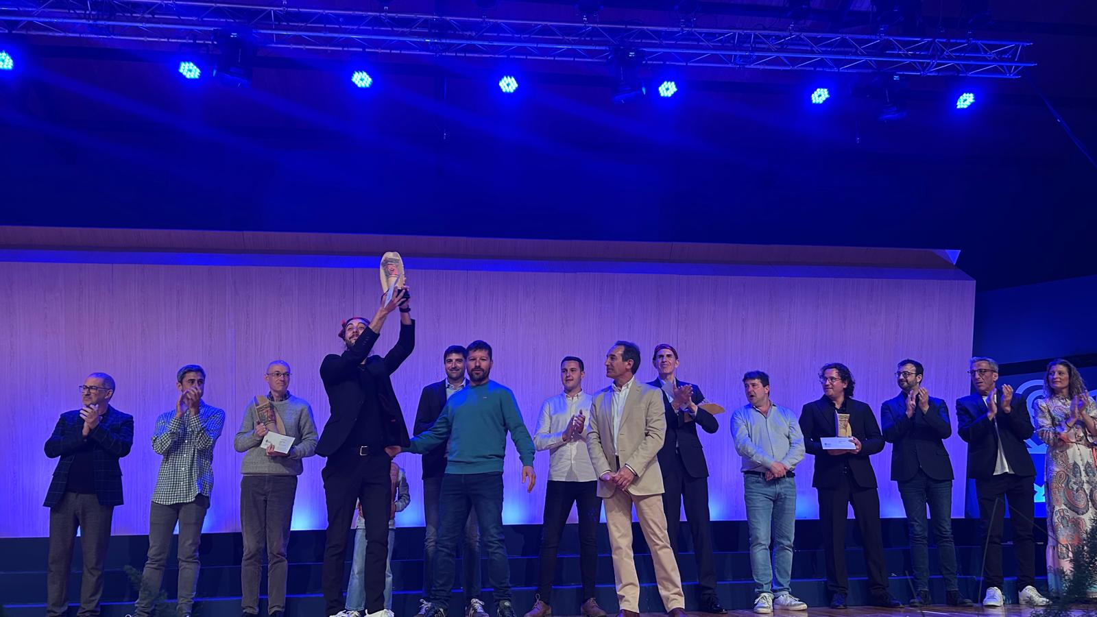 El director de Cor Nomens, Daniel Monteagudo, recoge el tercer premio en categoría Adultos