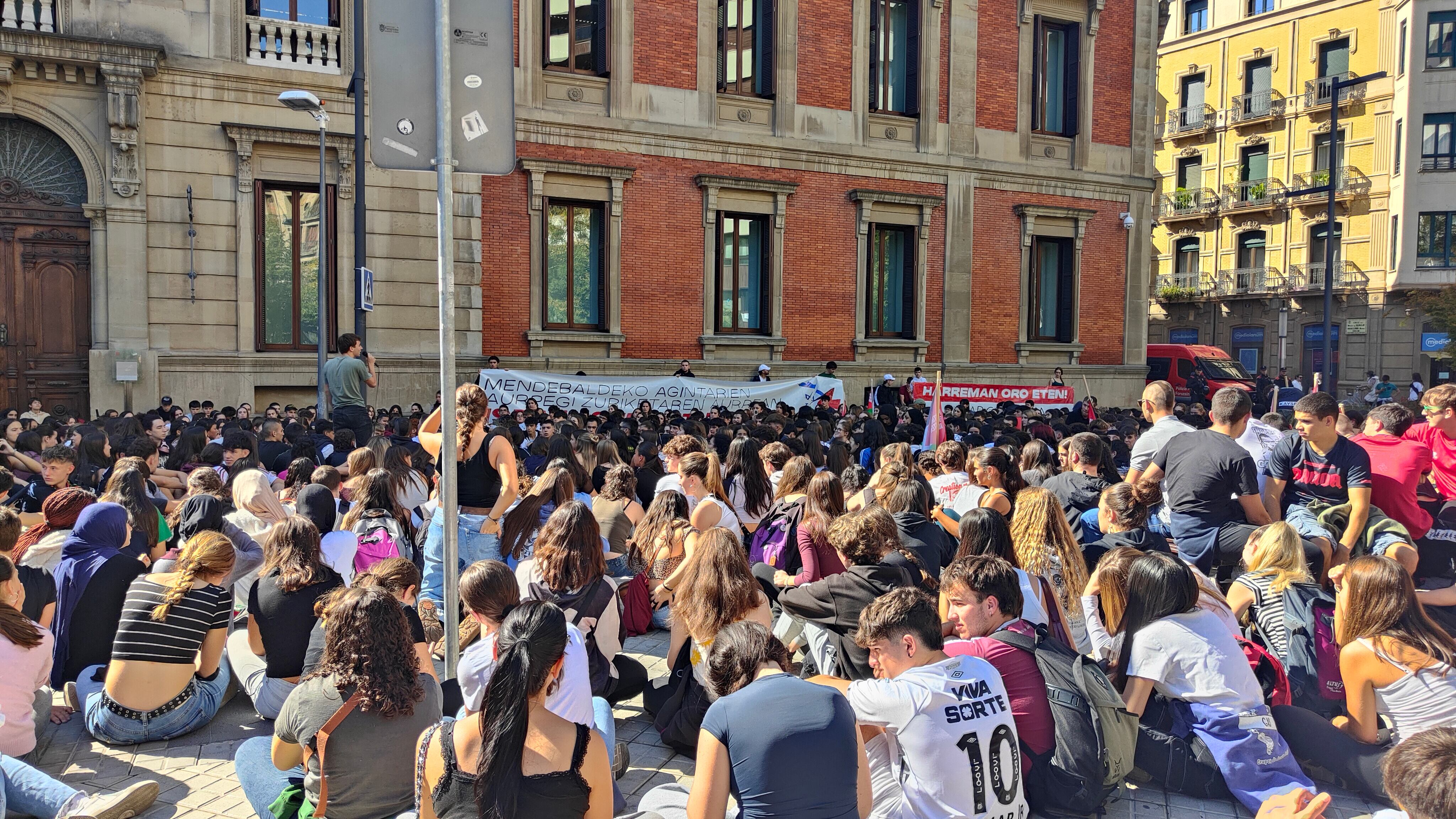 Estudiantes protestan frente al Parlamento de Navarra protestando por la situación Palestina