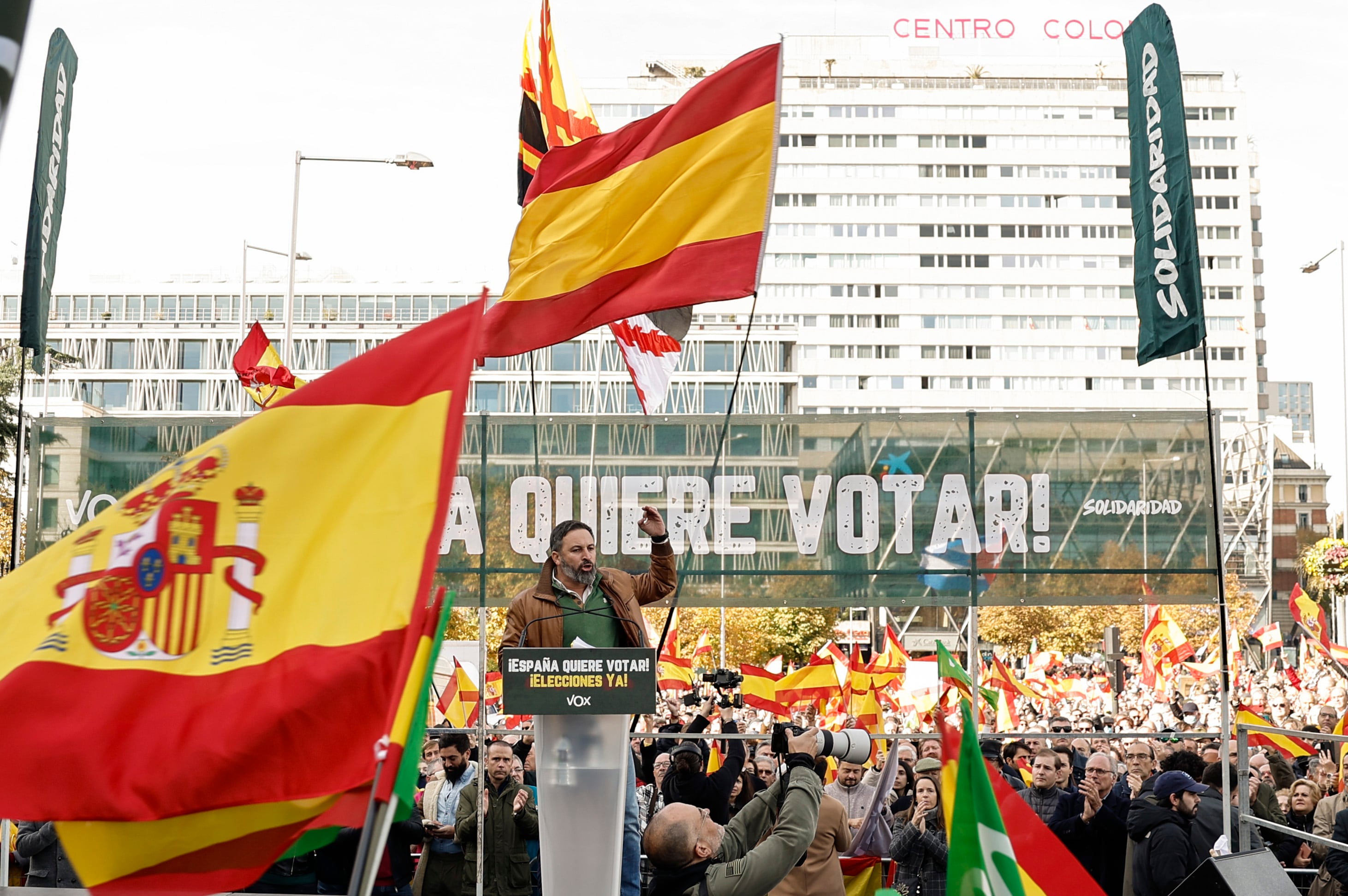 El líder de VOX, Santiago Abascal, interviene en la concentración convocada por la formación este domingo en la Plaza de Colón de Madrid