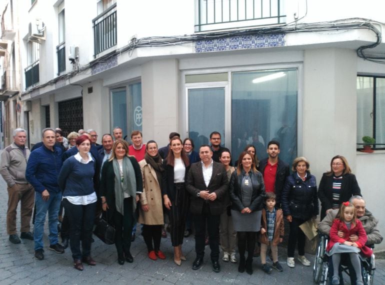 La presidenta del PP cazorleño, Maria José Lara rodeada familia, y compañeros del partido a nivel local, provincial y regional 