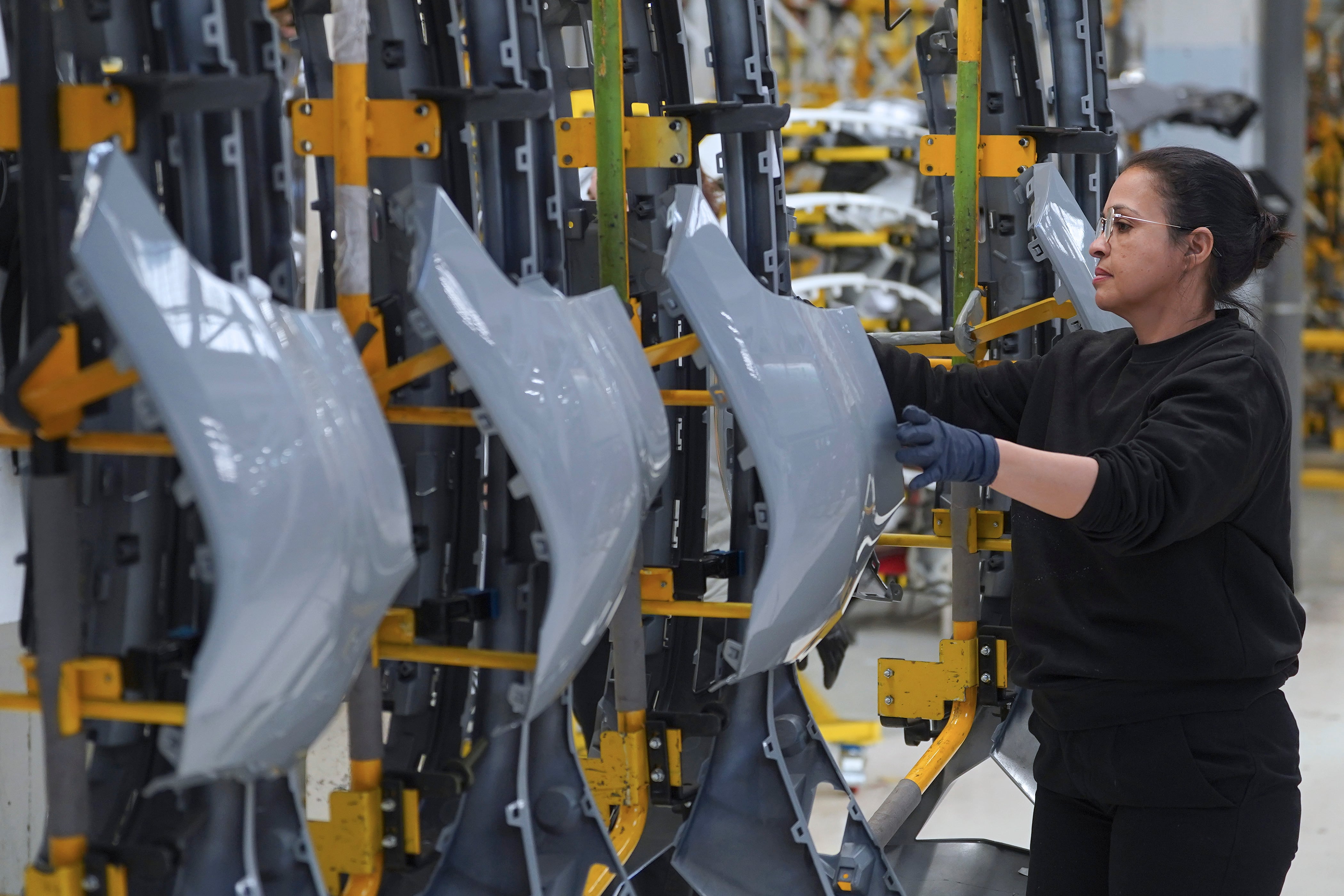 Una mujer trabaja en la fábrica de Renault en Valladolid
