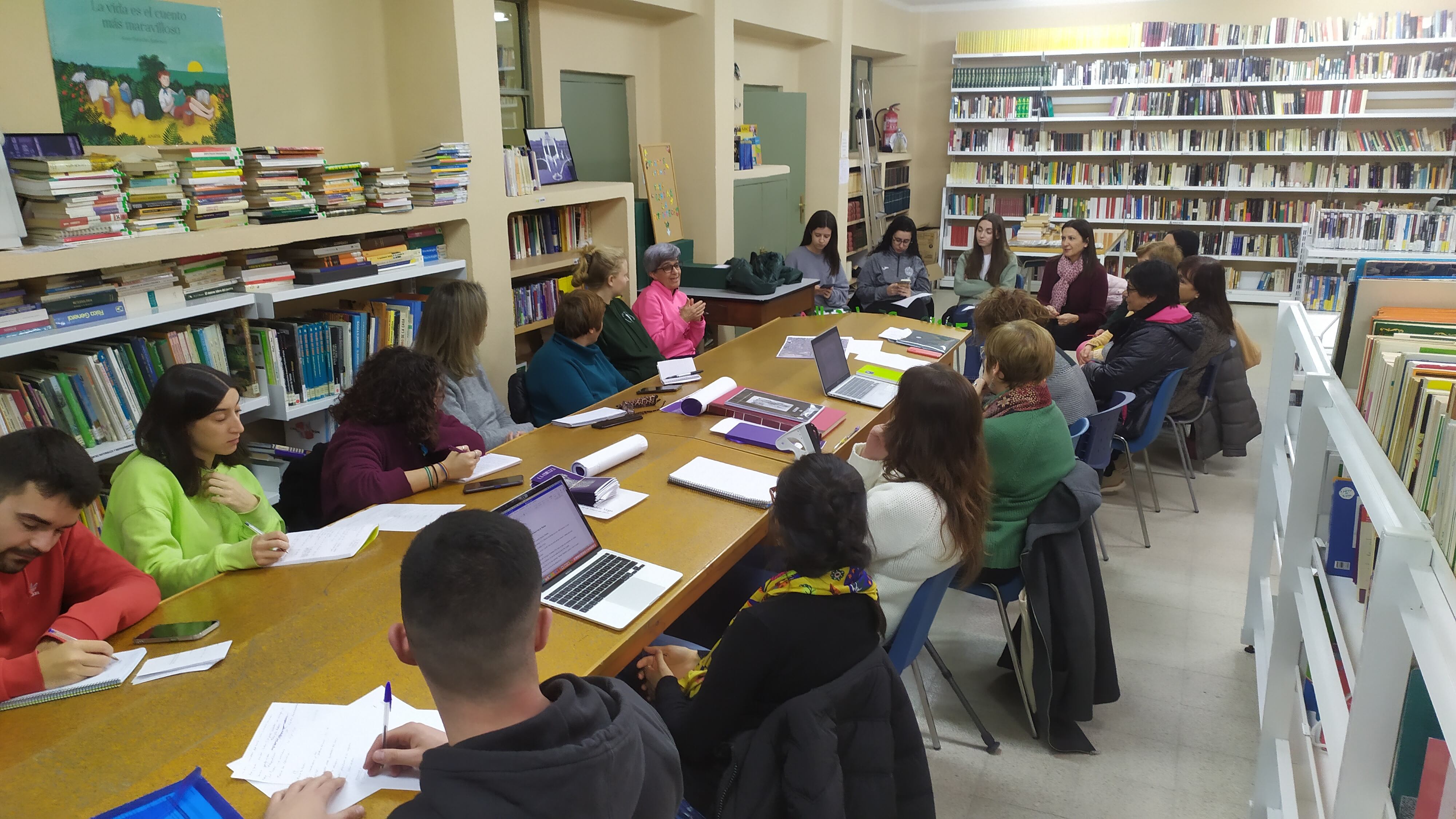 Reunión en la biblioteca de Pizarrales, Salamanca, del proyecto &quot;Las invisibles de Pizarrales&quot;