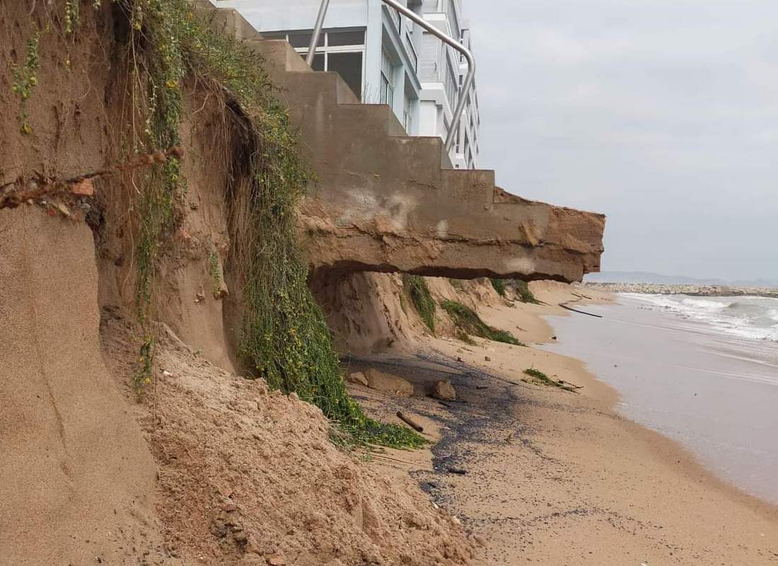 Playa de Tavernes sin arena por el temporal de mar