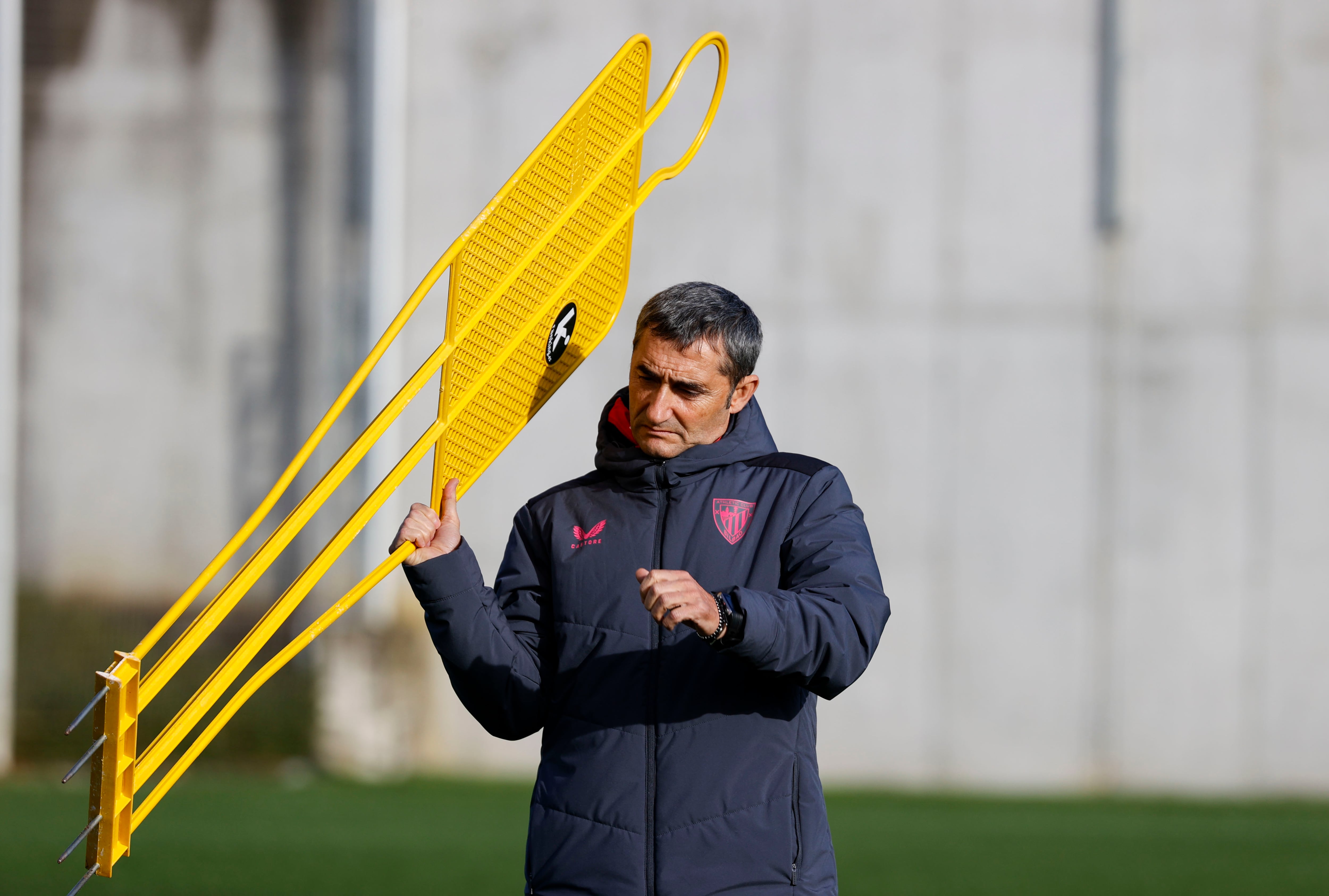 Ernesto Valverde en un entrenamiento en Lezama donde el equipo prepara el partido de Copa del Rey del jueves ante el CD Cayón en El Sardinero. EFE/Luis Tejido