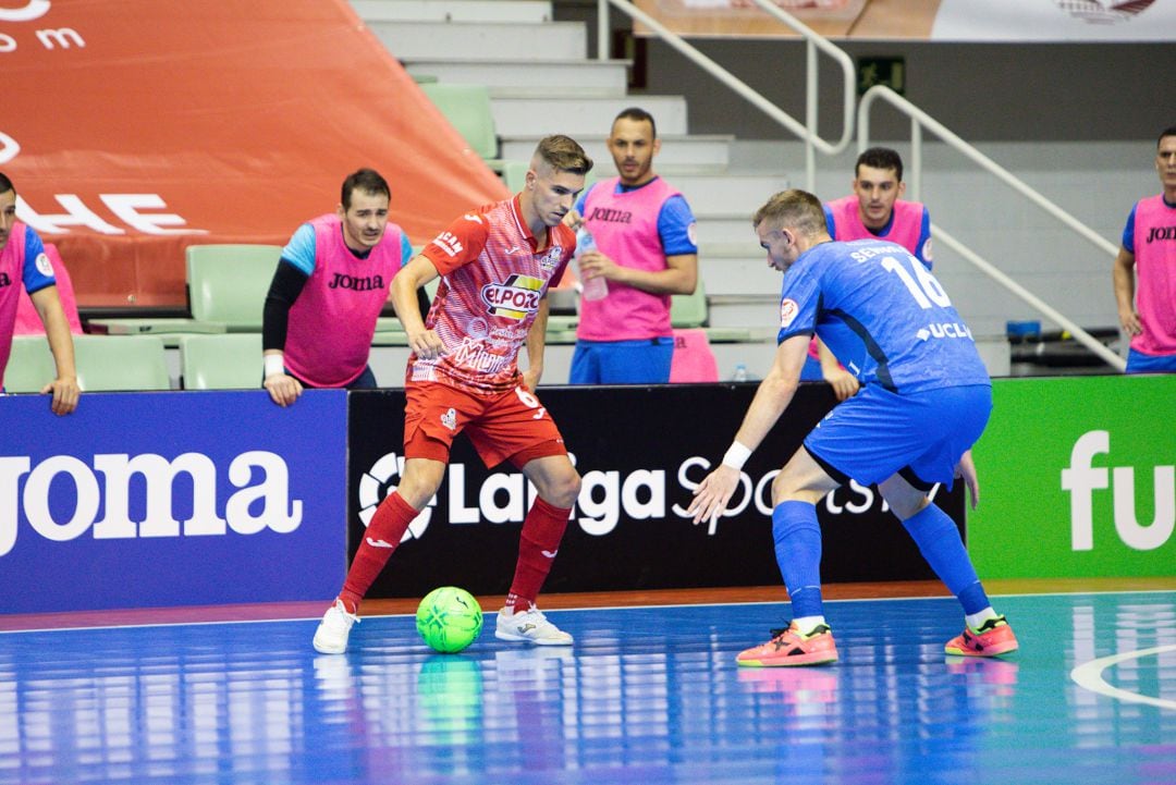 Alberto García controla un balón ante Segio González