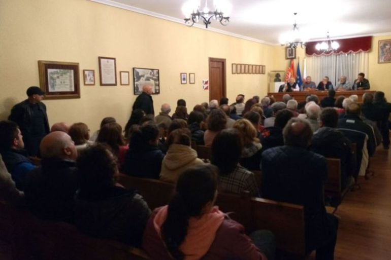 Asamblea informativa celebrada en Cerecinos de Campos en noviembre de 2011