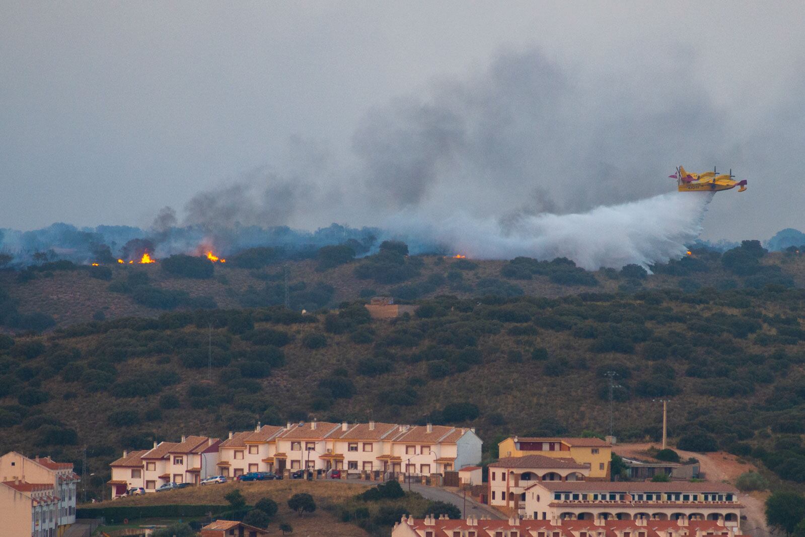 RUIDERA (CIUDAD REAL), 25/07/2022.- Efectivos del Servicio de Extinción de Incendios de Castilla-La Mancha (Infocam) luchan este lunes para evitar que el incendio forestal que se encuentra activo en el Parque Natural de Las Lagunas de Ruidera, en la provincia de Ciudad Real, pueda afectar a la urbanización "Los Villares". EFE/Jesús Monroy