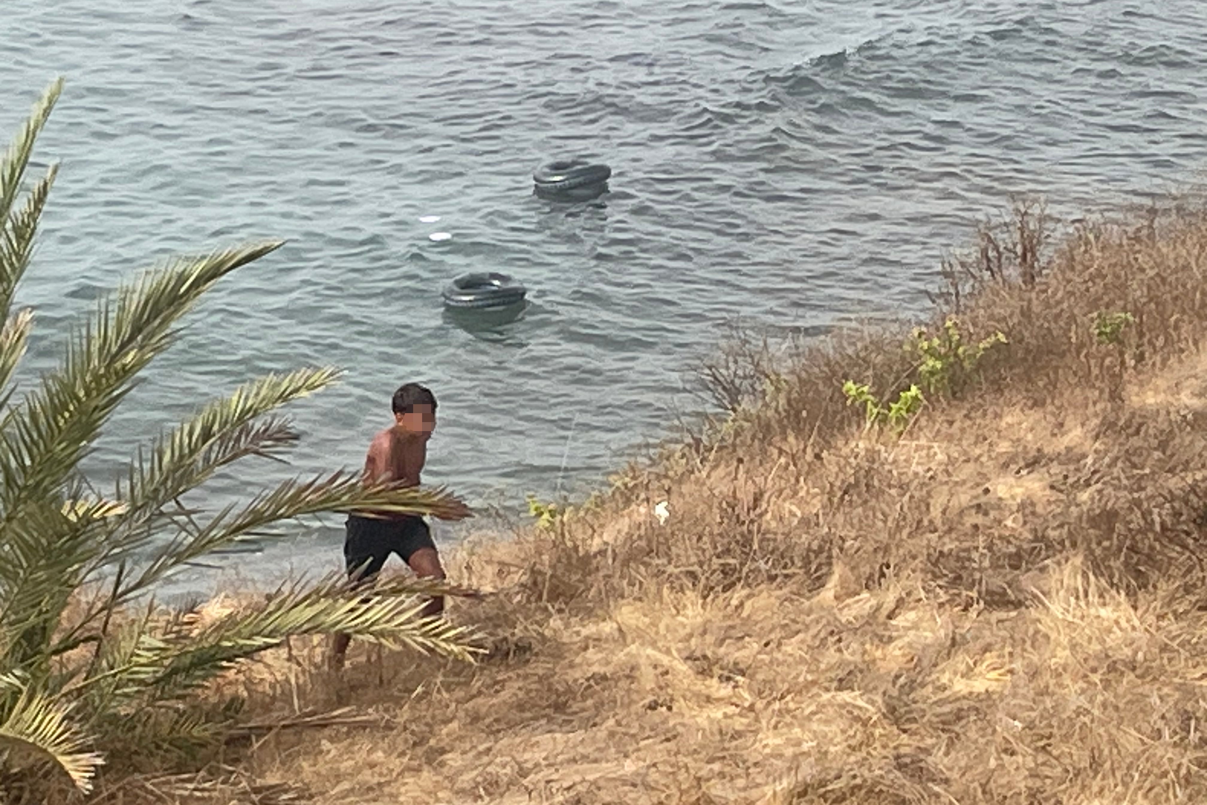 Más de una decena de menores han conseguido alcanzar la costa de Ceuta tras partir desde Marruecos durante la noche, aprovechando la densa niebla y usando flotadores.