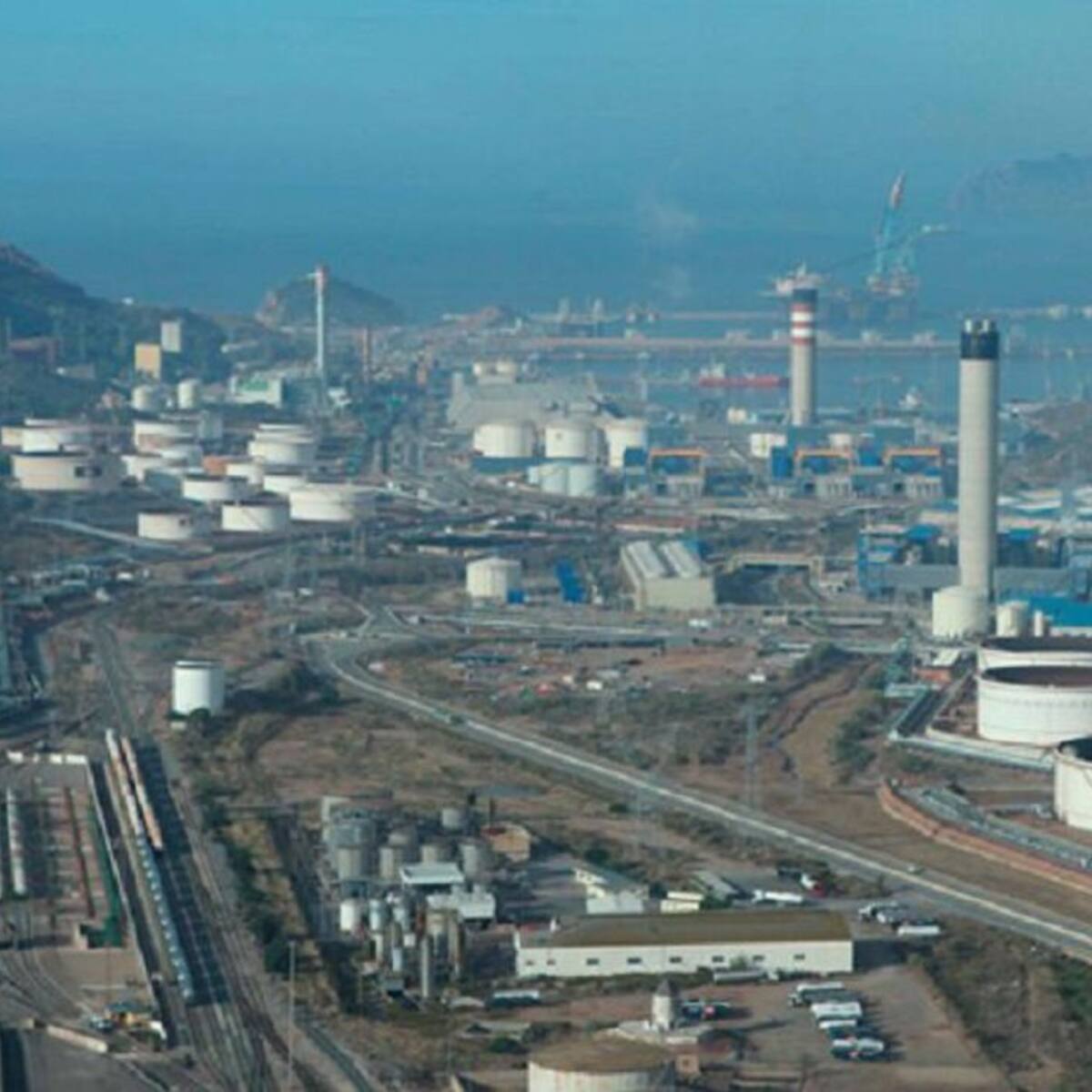 Repsol asegura que ya se ha retirado el vertido de hidrocarburos en Escombreras