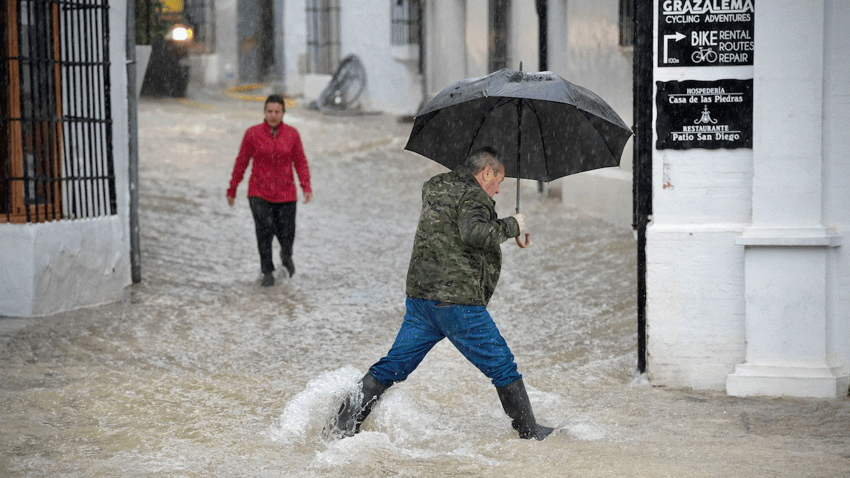 Las autoridades desalojan por completo Grazalema (Cádiz) y ascienden a 7000 los evacuados en toda Andalucía por el temporal
