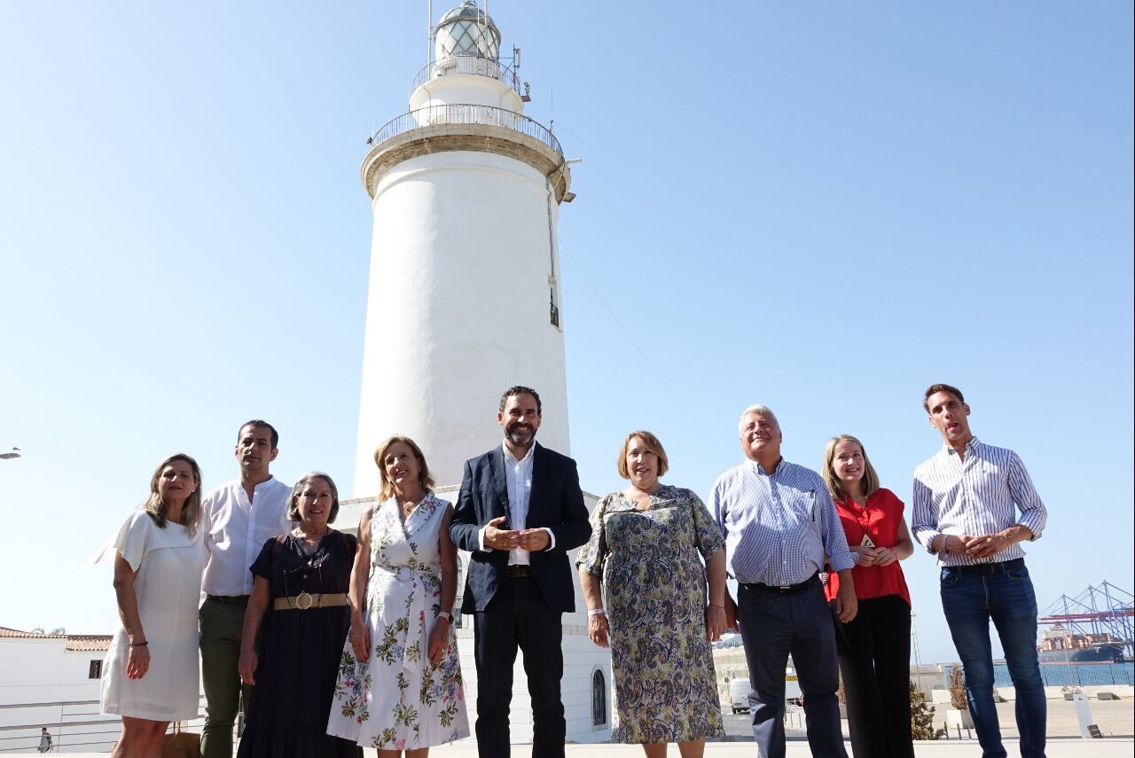 El grupo municipal del PSOE de Málaga junto a la farola